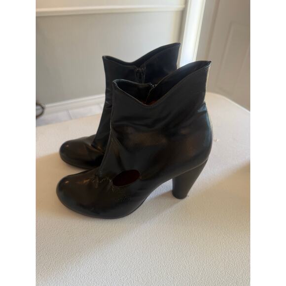 Designer Chie Mihara Black Ankle Boots Sz 40.5 (9.5) Oval Cut-Out Side Zipper - Picture 1 of 9